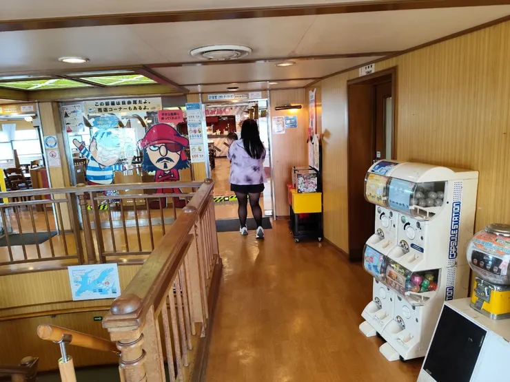 往前走就可以進船內餐廳