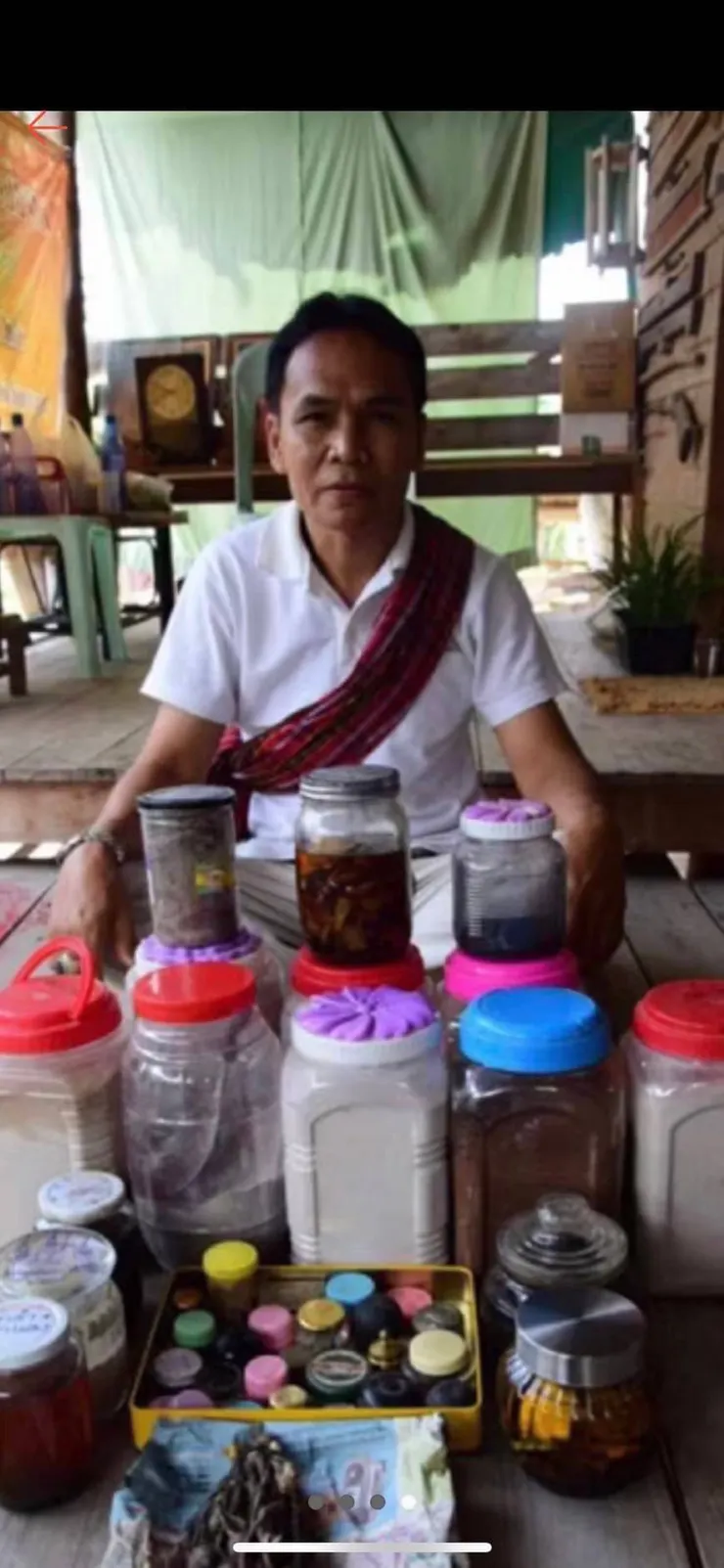 泰國阿贊(巫師)，製作護身符前準備。