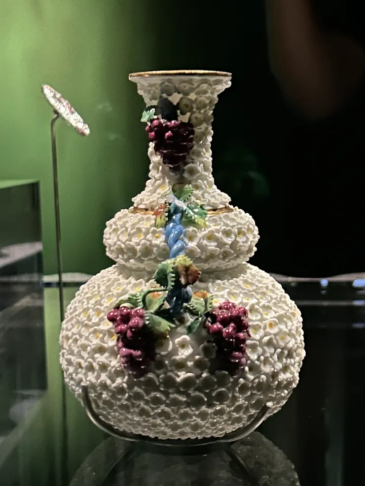 很欣賞圓弧形瓶身對稱感設計，仔細一瞧，可見葡萄攀爬於藤蔓，一朵朵白色小花黃色花苞綻放，甚為壯觀。(現場拍攝)