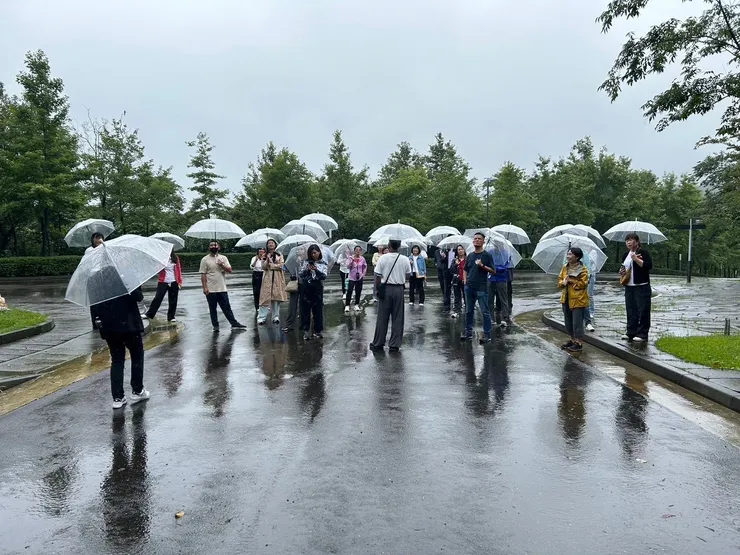貼心準備的透明雨傘是為了在視覺上與環境融合一氣