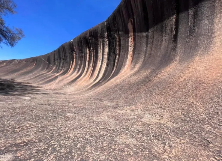 像波浪的波浪岩
