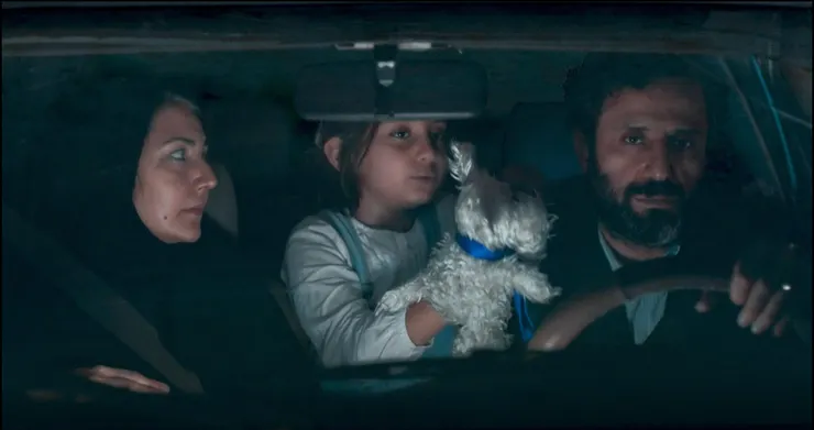 攝影機始終讓觀眾看不見車外的意外現場。「真主把狗放在路上,自有祂的安排。」