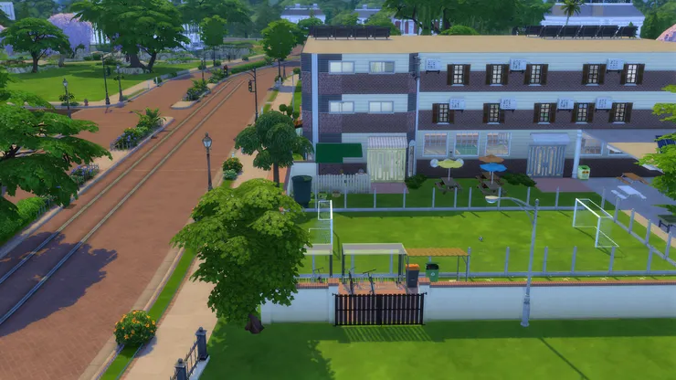 學校有一棟校舍和一個足球場。