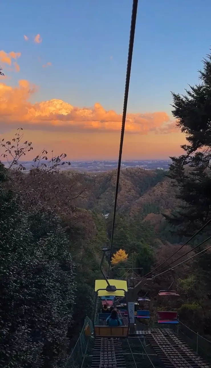 下山時乘坐吊椅的景象