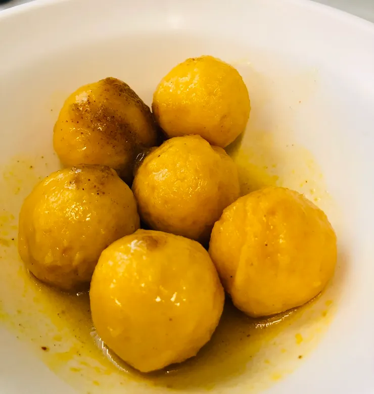 咖哩魚蛋：帶點胡椒辣的咖哩，是香港式的大人味。