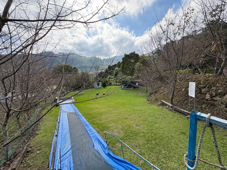 冬天滑草、夏天滑水道。