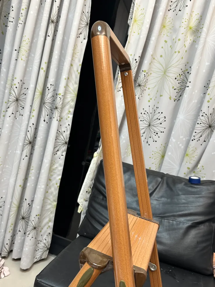 這個折疊腳架梯子🪜在宜得利買的，年紀比我兒子還大，還是水噹噹，勇健中