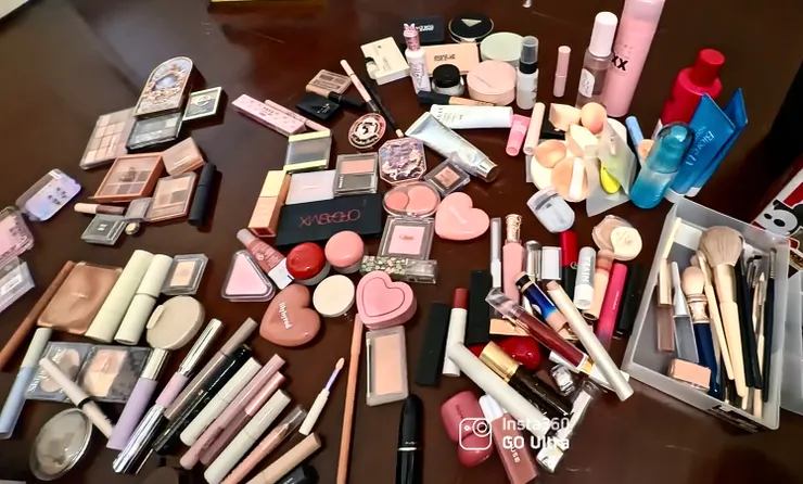 近百樣彩妝品斷捨離現場