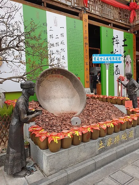 土家族著名的-摔碗酒,原本是摔碗一笑泯恩仇,現在則是惡運走好運來