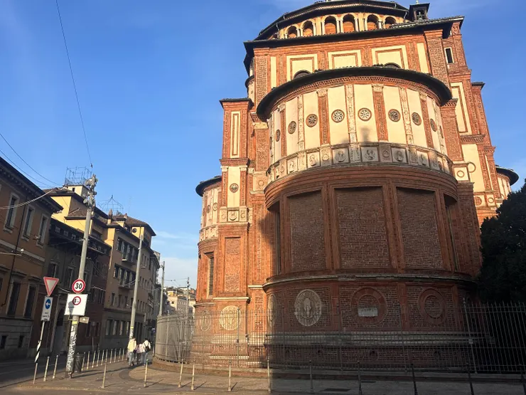 Santa Maria delle Grazie的外部，早上沒人，街道很平靜