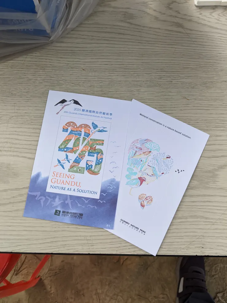 明信片，層層堆疊蓋不同顏色的印章