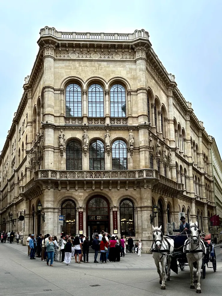 中央咖啡館盛名遠播，無論平假日都要排隊