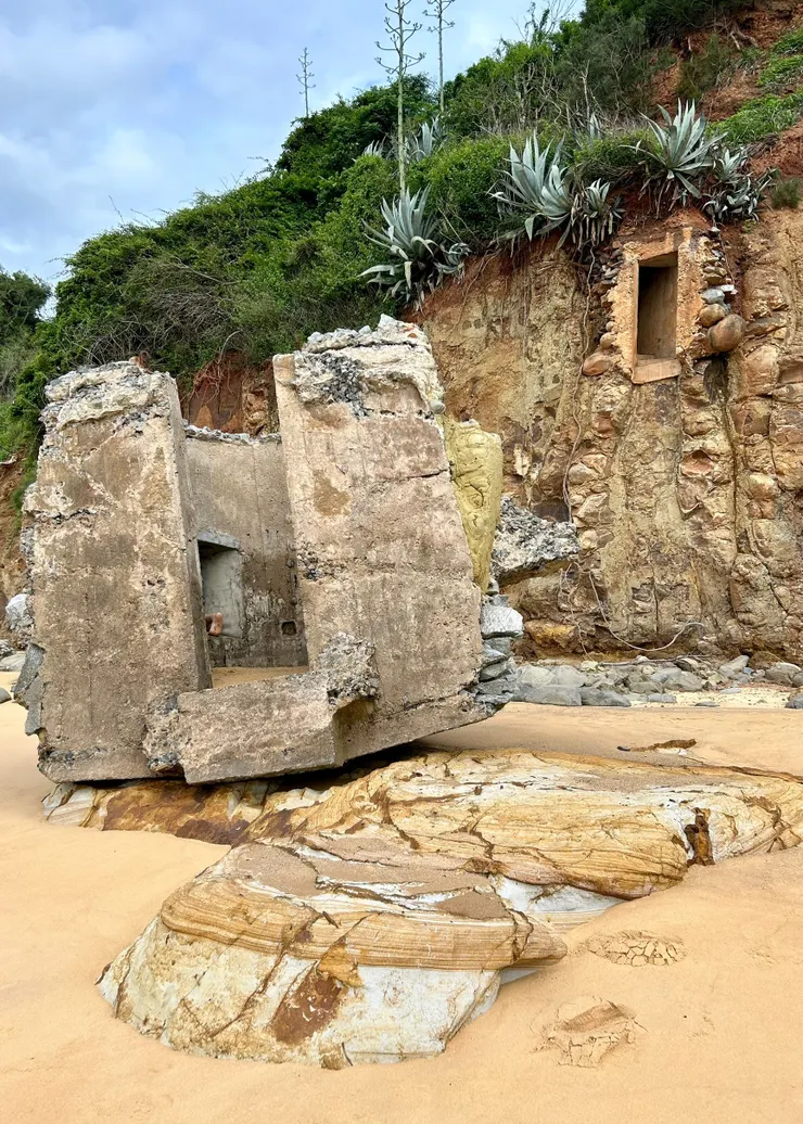 圖09 黃、紅、褐等不同顏色的柱狀玄武岩