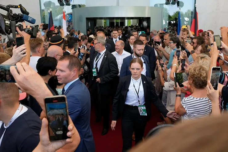 德國總理蕭茲在活動當天走出總理府準備上台(圖片來源：德國聯邦政府網站)