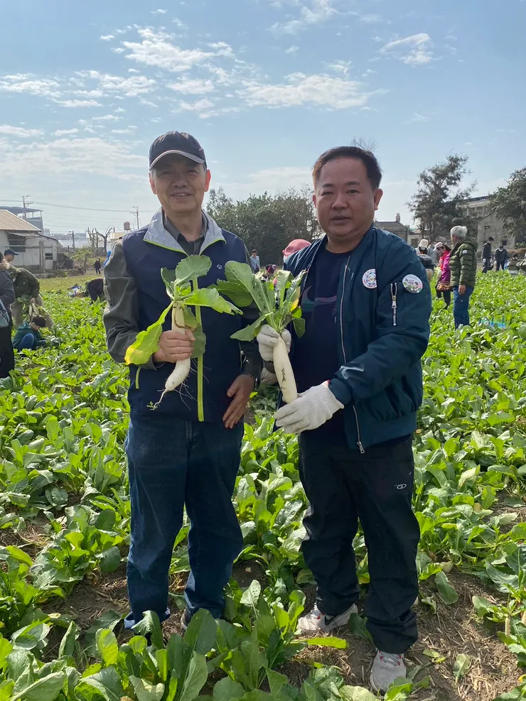 JB與同仁拔蘿蔔合影2
