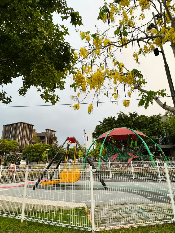 設有輪椅盪鞦韆的黎新公園全區鋪面友善好行走。