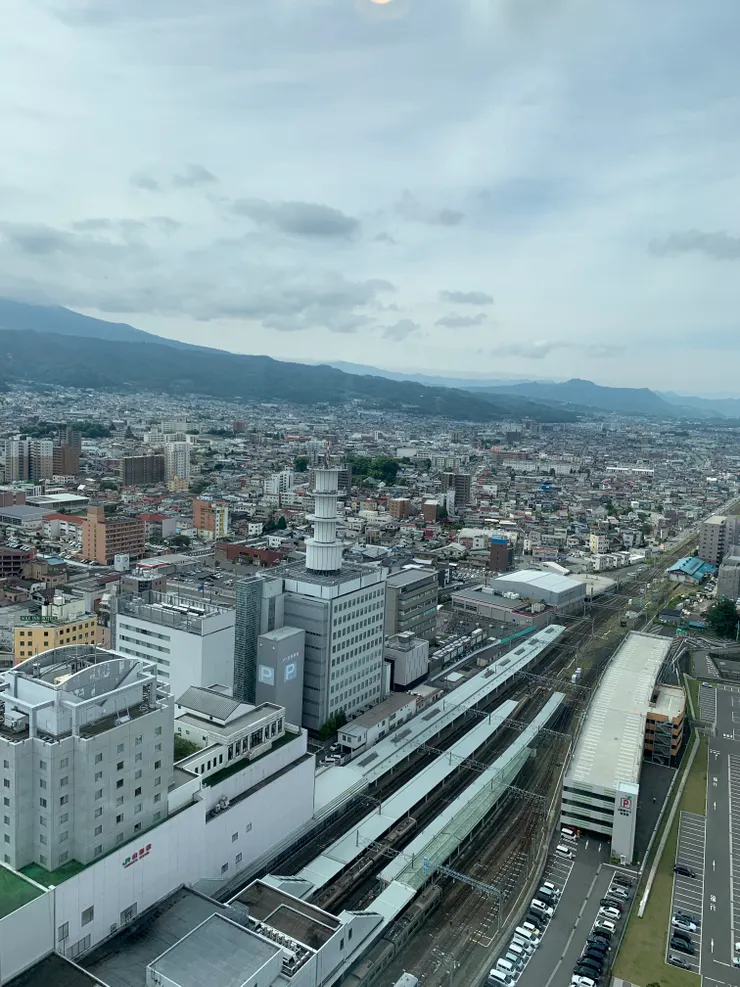 瞭望台看出去的山形車站