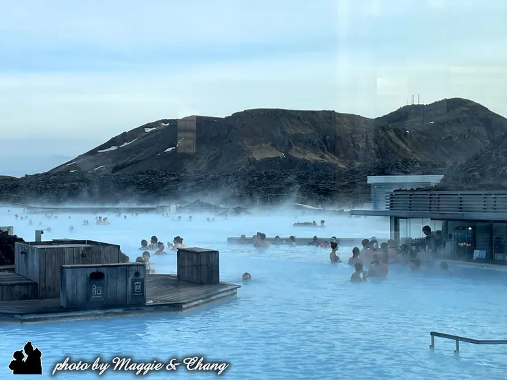 冰島天然溫泉宛如仙境般的礁石和瀰漫的煙霧,讓你置身仙境泡完溫泉通體舒暢