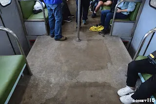 由於木地板容易受潮，臺鐵曾使用水泥鋪面，不過後來發現水泥容易龜裂，又改用地板布。這輛車修復後則刻意維持水泥鋪面的樣貌。(當初想到用水泥的人應該得諾貝爾獎)