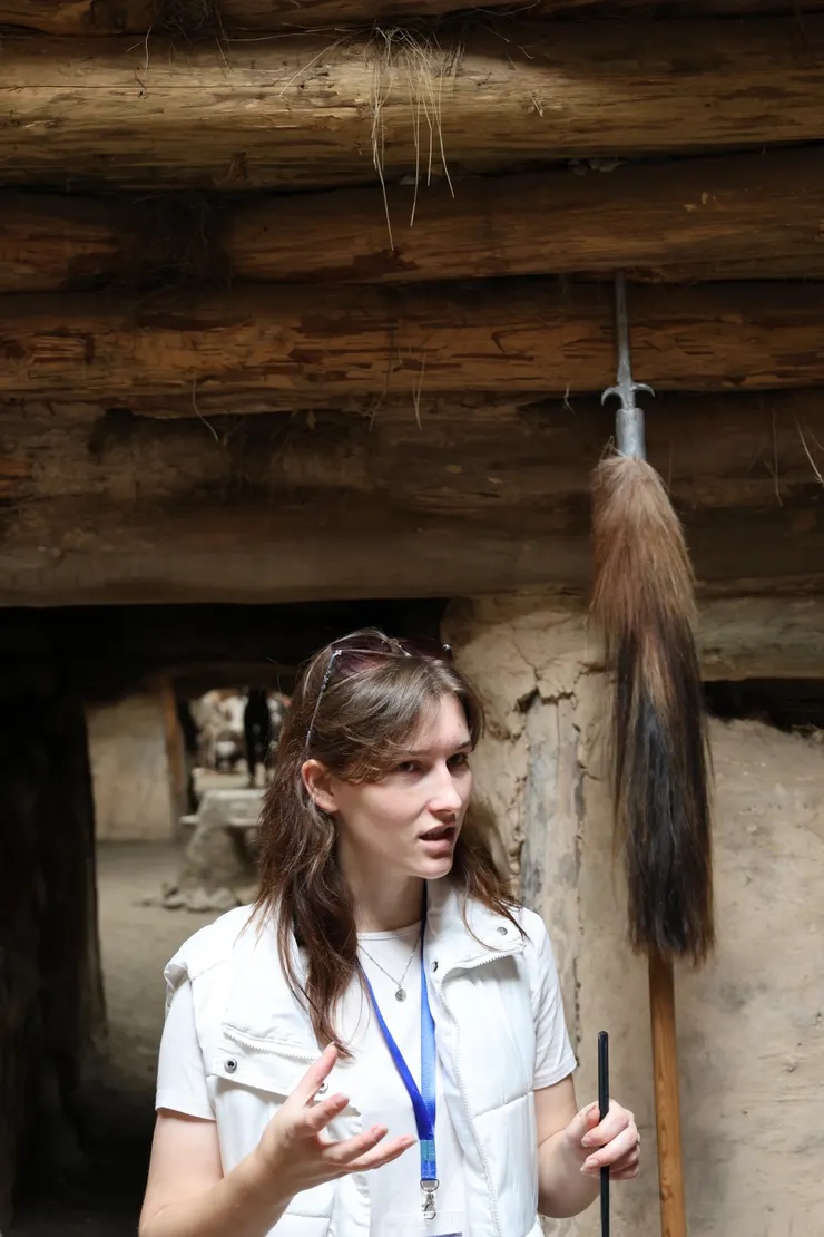 導覽全程使用俄語或哈薩克語進行,再請導遊逐句翻譯。