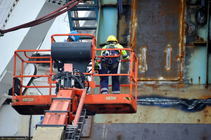 【海吊船如期抵達這過程難得一遇!切割完成,原廠技師仔細檢視是否可進行吊掛。】