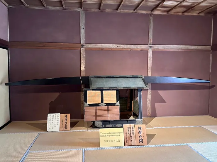 這個看起來是供使臣乘坐的人力車，但感覺有點小就是了