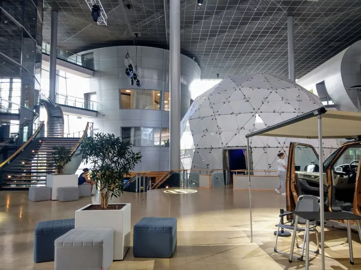 球形建物是個小劇場,介紹VW的歷史