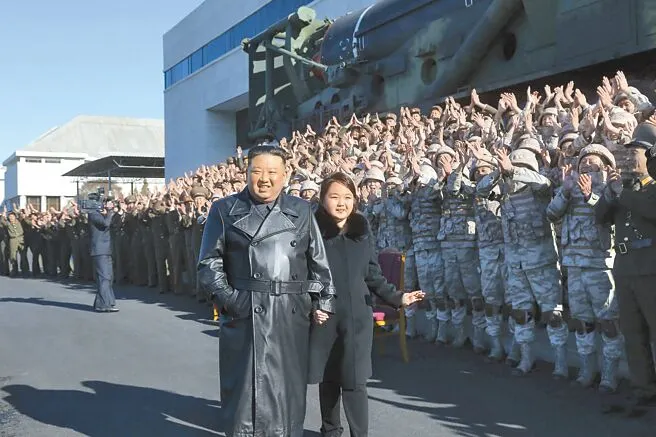 2022年11月27日 朝鮮官方媒體報導,金正恩偕同與女兒金珠愛一同視察「火星-17型」洲際彈道飛彈