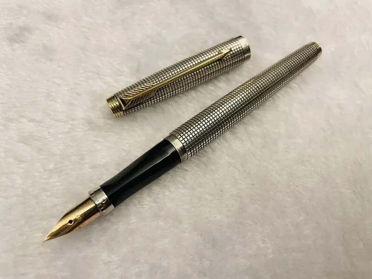 925純銀筆身,據說有3330個小格子(聽人說的,店小二懶得數🤫)