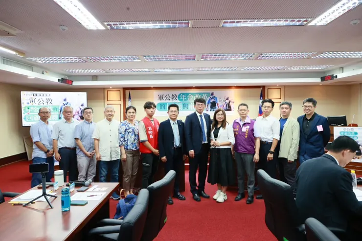 台灣民眾黨立法委員黃國昌、立法委員吳春城、麥玉珍、張啓楷舉辦軍公教年金改革的回顧與前瞻公聽會。