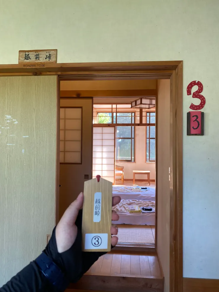 每間房間都是附近路線的一個地點名，我們這天住的是隔天大雲取越要經過的高點。爬過越前峠大上坡就結束了呀！