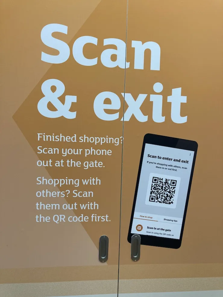 掃QR碼，完成登記，以及綁了銀行卡後，才能進店