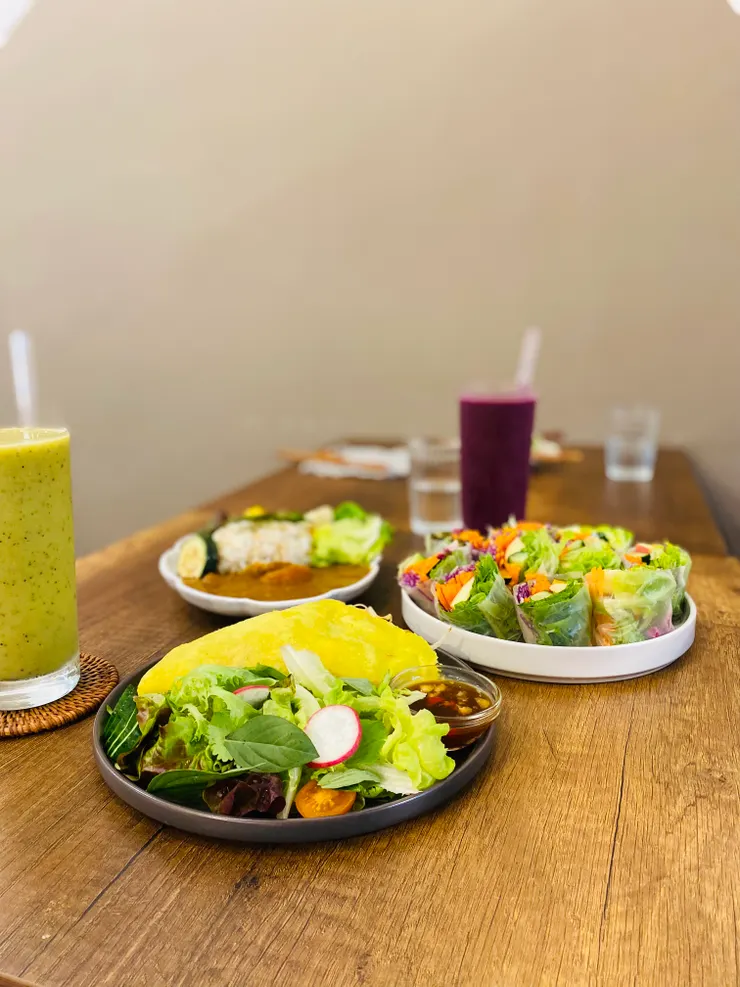 ▲《零居 Zero Living》不僅是一間提供全蔬食的餐廳，並販售無包裝商品，在生活中落實友善環境的理念。此外，用餐環境和氛圍，也很舒心。