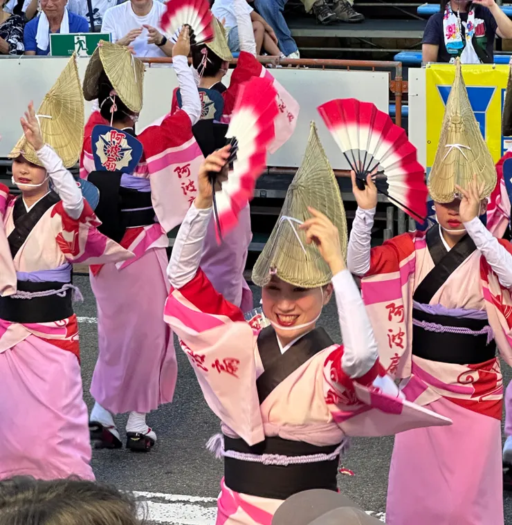 婀娜多姿的女舞，會讓人立馬變身成蠟筆小新，說出: "美麗的大姐姐~~~"