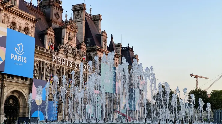 【市政廳殘留奧運招牌掩不住美麗】