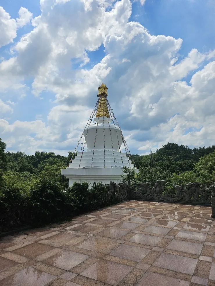 媽媽拍的台南噶瑪噶舉寺中的塔