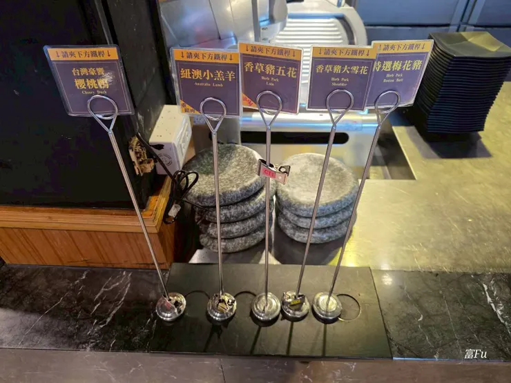 有各式牛、豬、羊、鴨,可以使用桌號夾子夾取,服務人員之後會將肉品送上桌。