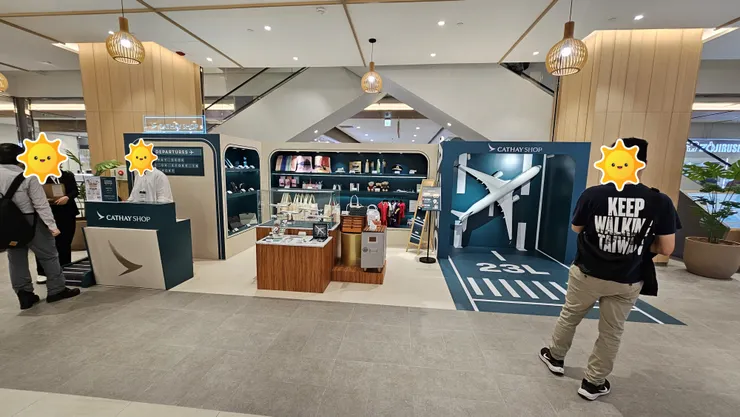 位在南港LALAPORT地下一樓美食街的國泰航空實體快閃店!