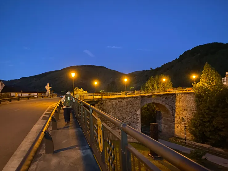 往橋的方向走去