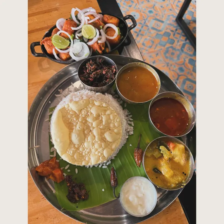 由上到下是烤雞和咖哩套餐