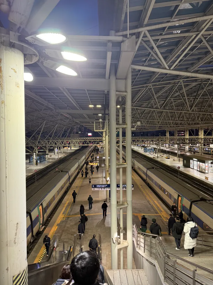 到達月台基本上就跟在台灣搭火車高鐵一樣，找到車廂跟座位對號入座。