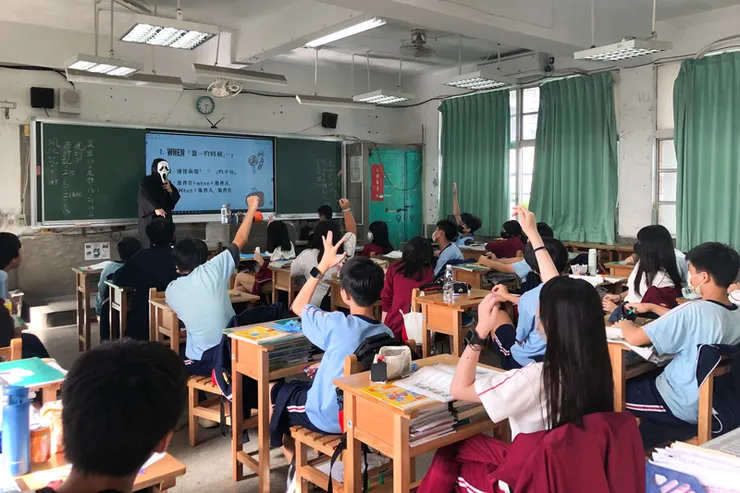 至少要給小孩一些適當的公民教育，不是說什麼不能談政治