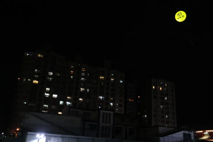 高掛空中的「接駁車」氣球