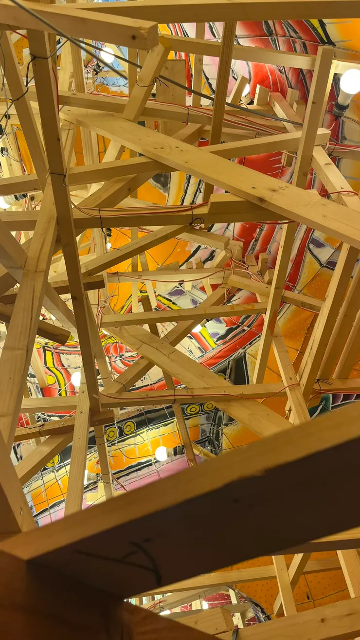 原本只覺進入骨架後才知道,睡魔是以多麼繁複的工法堆疊出來。