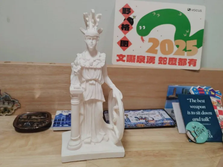 分享我的書桌一隅～雅典娜女神依然守護於此！