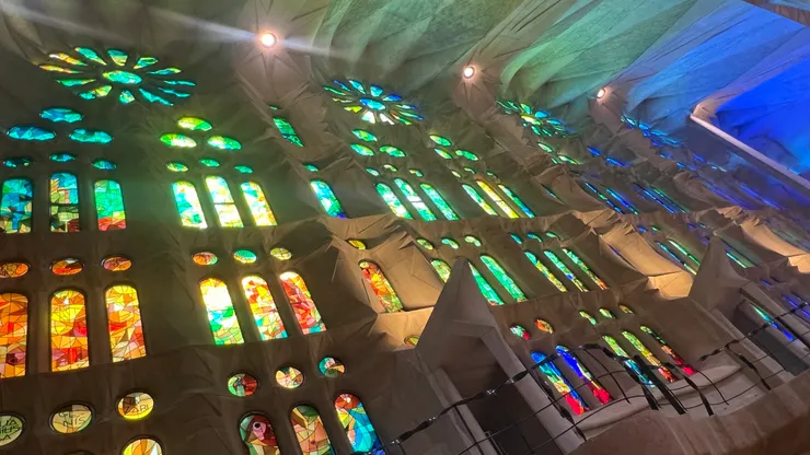 透過彩繪玻璃的光影