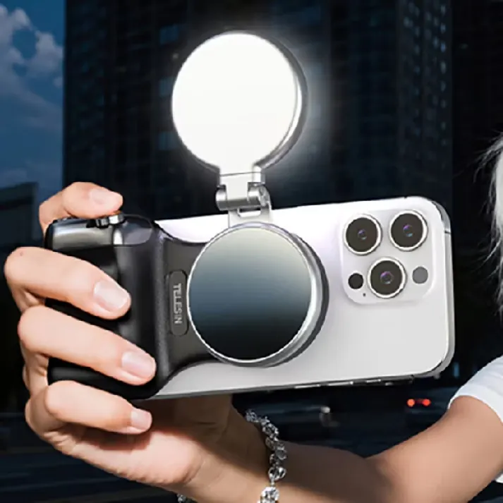 「這就是讓手機秒變相機的神器：TELESIN GP-213，磁吸設計加上專業握把，手感真的沒話說。」