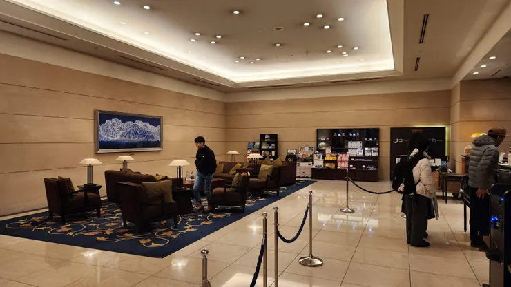 辦理入住的櫃台，旁邊也有許多在地特產