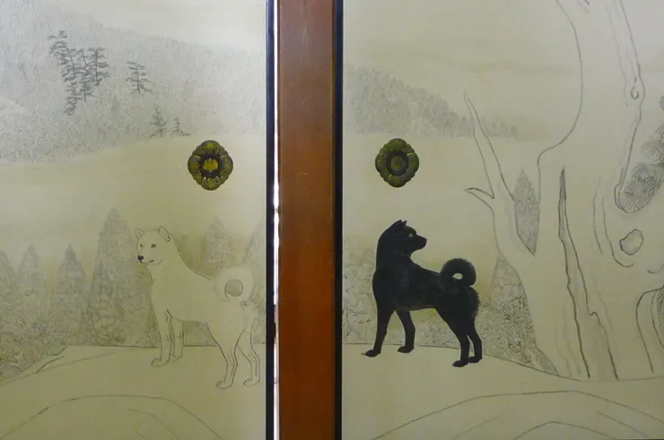 高野山金剛峰寺紙門上的黑白獵犬圖(資料來源:印刻文學)。