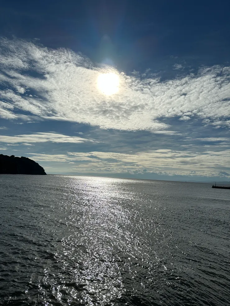 太陽光映照在海面上，超美